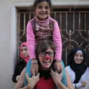 clown professionisti in libano portano il sorriso ai bimbi rifugiati