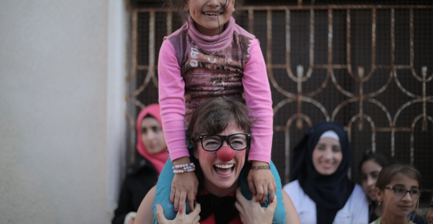 clown professionisti in libano portano il sorriso ai bimbi rifugiati