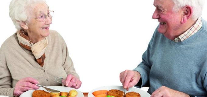 over 70: al via progetto per prevenire e vincere cancro. gusto, due anziani a tavola