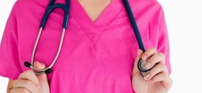 donne in sanità, il busto di una dottoressa con camice fucsia