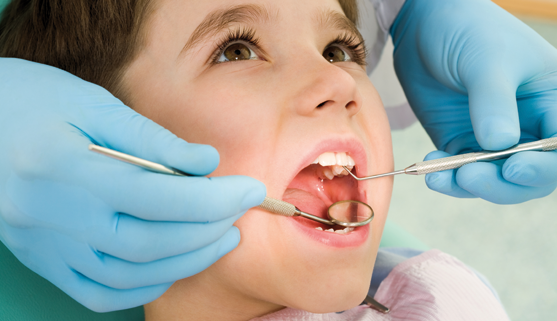 cure odontoiatriche, un bambino dal dentista