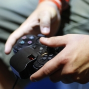 videogiochi: joystick in mano ad un bambino