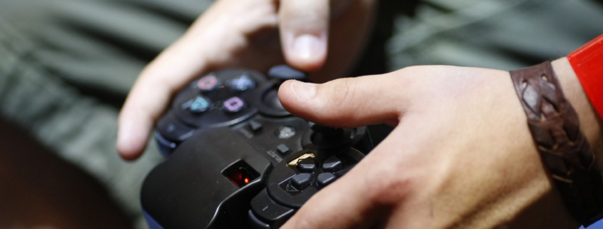 videogiochi: joystick in mano ad un bambino