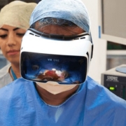 realtà virtuale, un medico indossa un visore