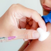 vaccini: un italiano su due crede in frequenti effetti collaterali gravi