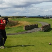 alessandra donati impegnata in una partita di golf