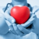 donazioni. un medici con un cuore di plastica nelle mani