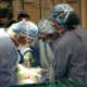 trapianto di rene, un'equipe medica a lavoro