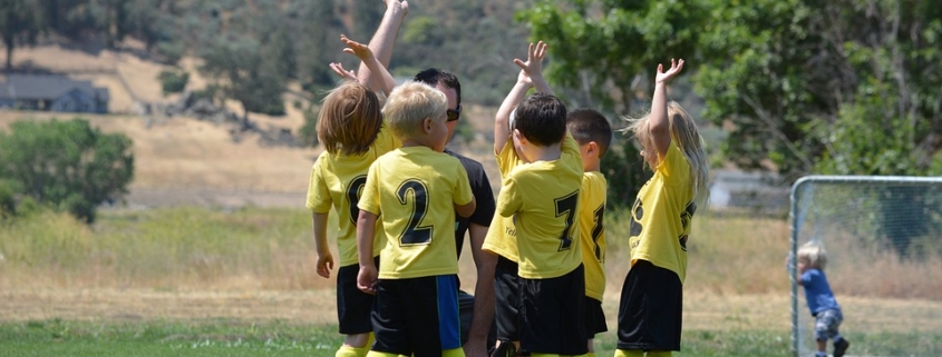 bambini fanno sport in squadra