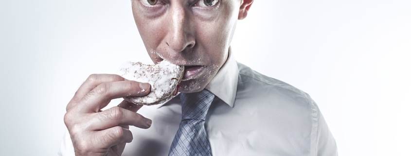 combattere l'aumento di peso della mezza età, un uomo mangia perplesso una galletta integrale.