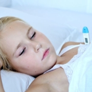 meningite, una bambina con la febbre