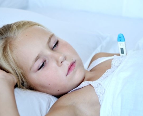 meningite, una bambina con la febbre