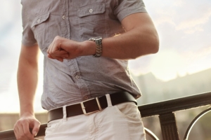 invecchiamento, un uomo guarda l’orologio