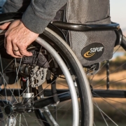 cronici, un uomo con paralisi su una sedia a rotelle