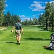 sport e microbiota: un giocatore di golf in campo