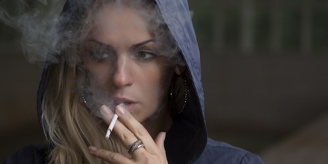 fumo, una donna con la sigaretta
