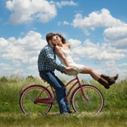 una giovane coppia in bici