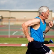 attività fisica, sport contrasta diabete: nella foto un signore anziano che corre