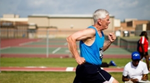 attività fisica, sport contrasta diabete: nella foto un signore anziano che corre