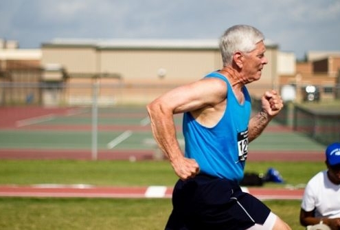 attività fisica, sport contrasta diabete: nella foto un signore anziano che corre