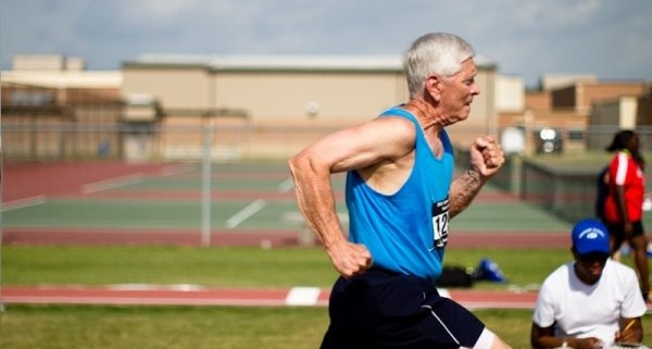 attività fisica, sport contrasta diabete: nella foto un signore anziano che corre