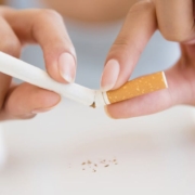 smettere di fumare, una donna che spezza una sigaretta