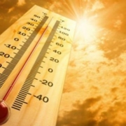 caldo: termometro grande con il sole dietro sullo sfondo