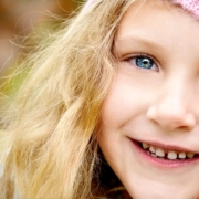 emicrania, una bambina che sorride
