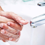 world toilet day, 1 su 4 non si lava le mani nel bagno dell'ufficio