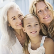 menopausa e diabete, tre donne di diverse età sorridono