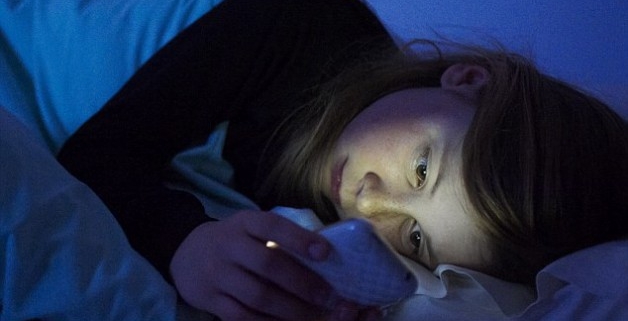 disturbi del sonno, bambina online nel letto