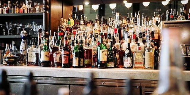 diverse bottiglie di alcol in un bar