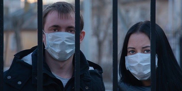covid-19, un uomo e una donna con la mascherina