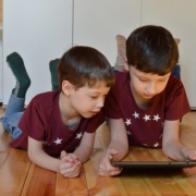 astras, due bamnini giocano con il tablet