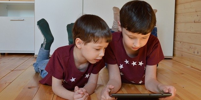 astras, due bamnini giocano con il tablet
