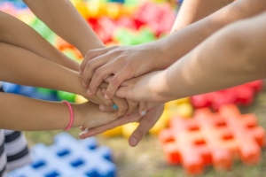 diabete tipo 1 e inclusione, le mani di alcuni bambini