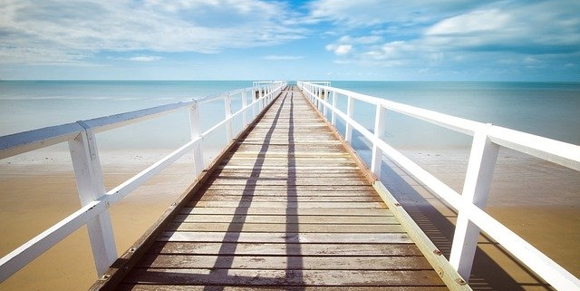estate e vacanze, un pontile che va verso il mare