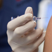 vaccino influenza, medico inserisce ago in un braccio