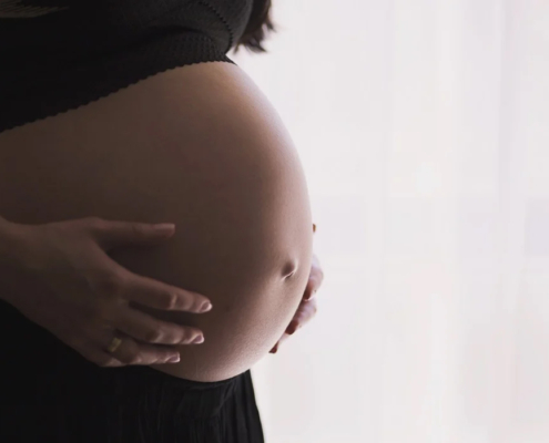 fumo e inquinanti, la pancia di una donna incinta