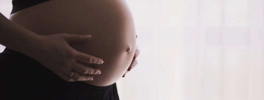 perinatale: in primo piano la pancia di una donna in gravidanza