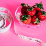 perdere peso: fragole con un metro di misura