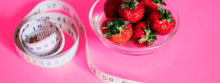 perdere peso: fragole con un metro di misura