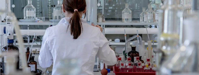 geni e rischio tumore: ricercatrice in un laboratorio