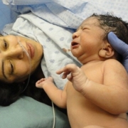 una donna e un neonato al momento del parto