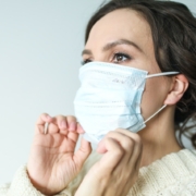 virus e contagio, una donna indossa la mascherina
