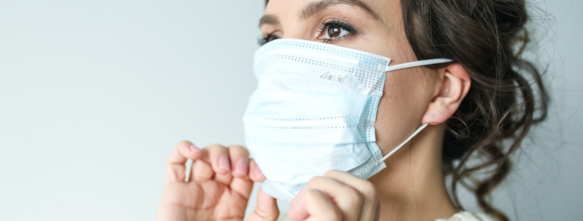 virus e contagio, una donna indossa la mascherina