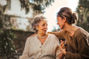 alzheimer. una donna abbraccia una donna anziana e sorridente