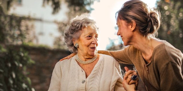 alzheimer. una donna abbraccia una donna anziana e sorridente