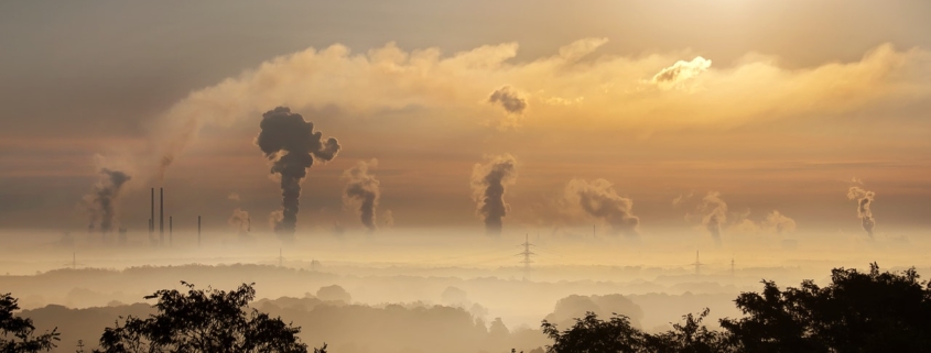 inquinamento e cambiamento climatico, 1,4 milioni di morti l'anno. nell'immagine si vede il cielo di una metropoli invaso dai fumi e dalle polveri di industrie