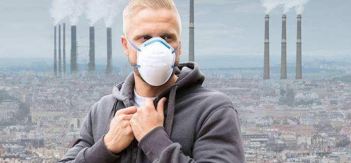 inquinamento, un uomo con la mascherina